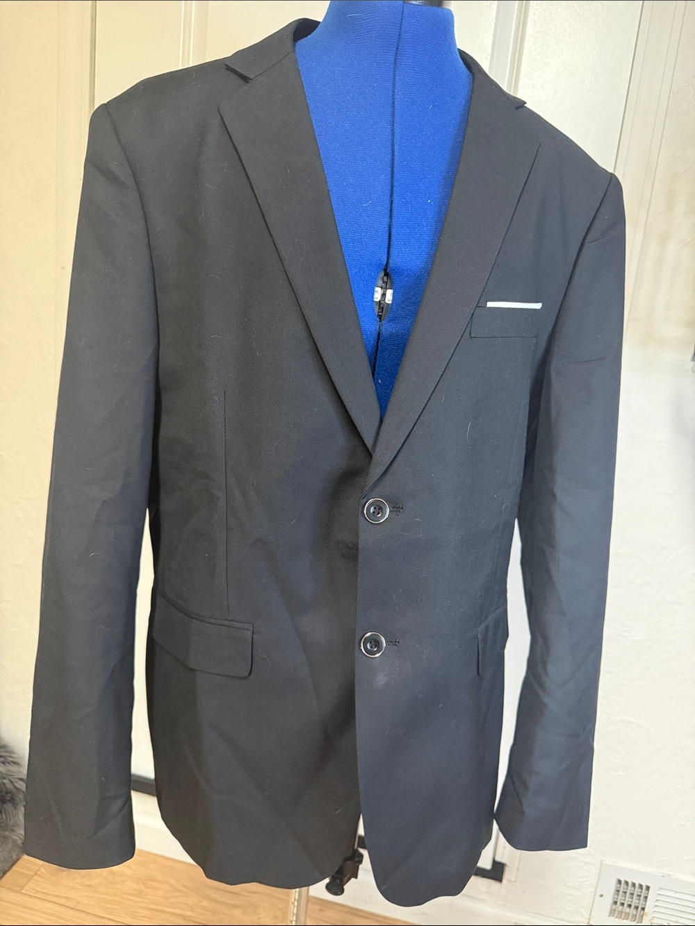 Men's Medium Black Four Piece Suit w/Tie